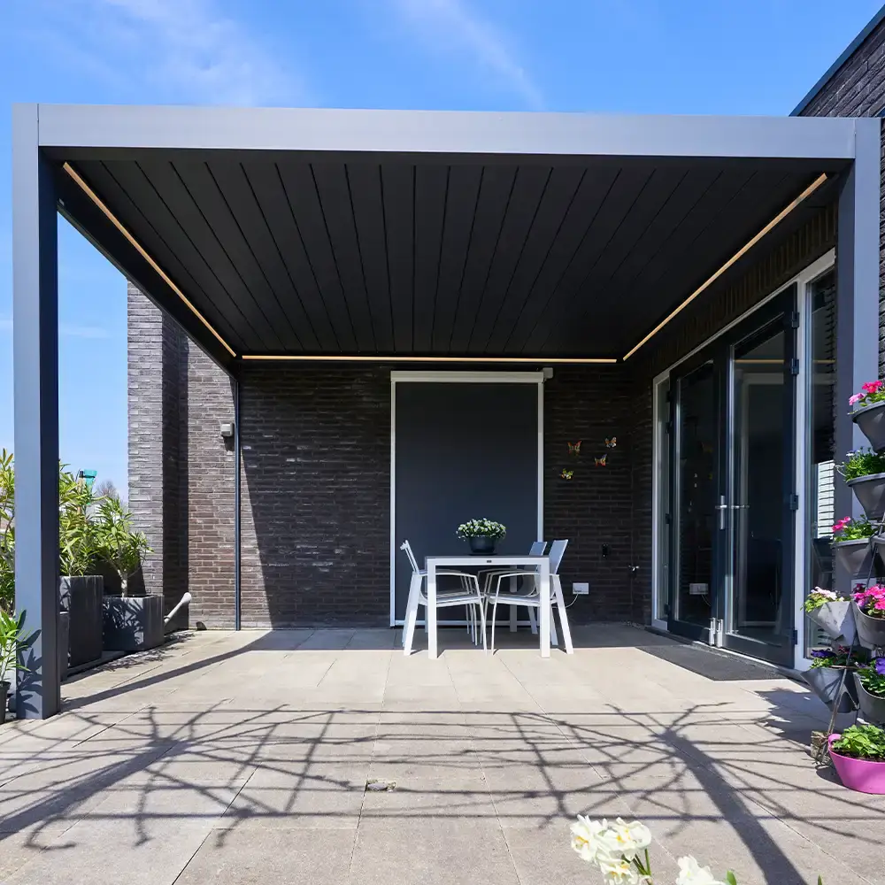 Lamellen veranda met schaduwspel en uitzicht op een aangelegde tuin geplaatst door Alu Solution