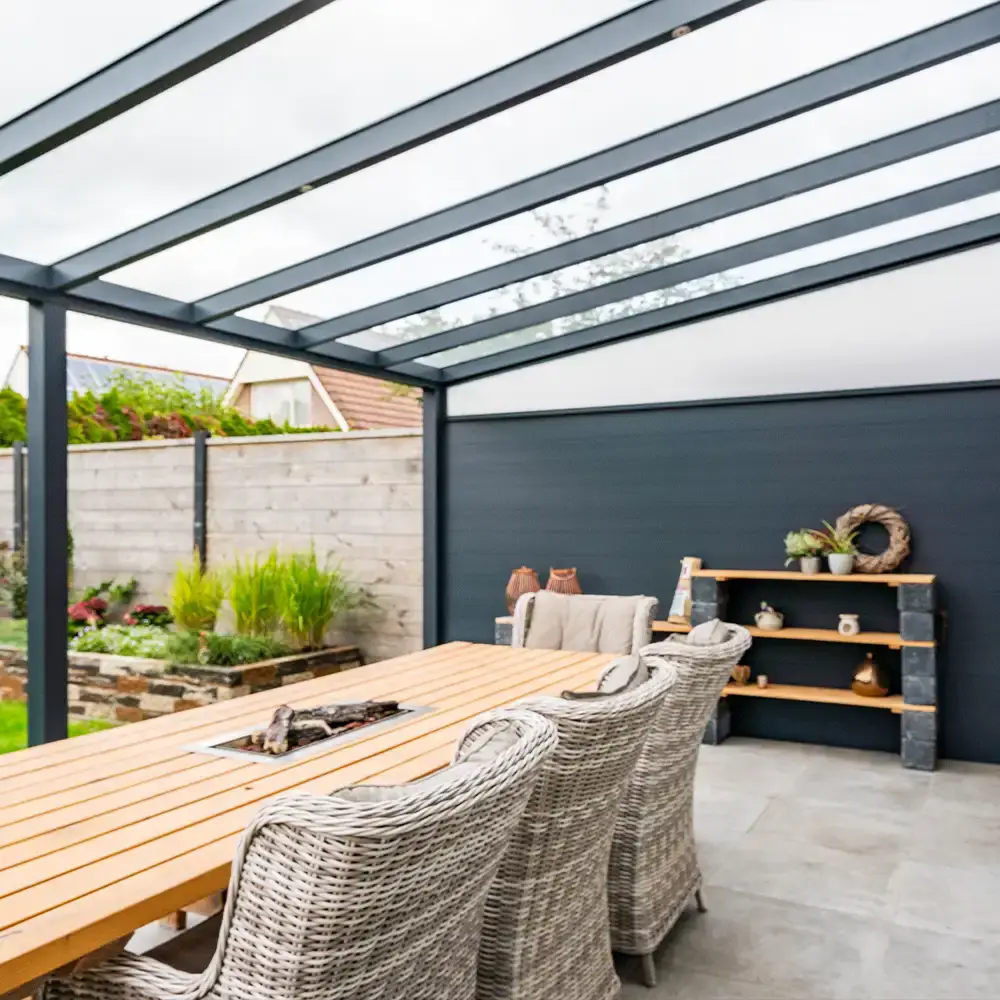 glazen Veranda met glazen schuifwanden, ingericht als luxe buitenkamer geplaatst door Alu Solution