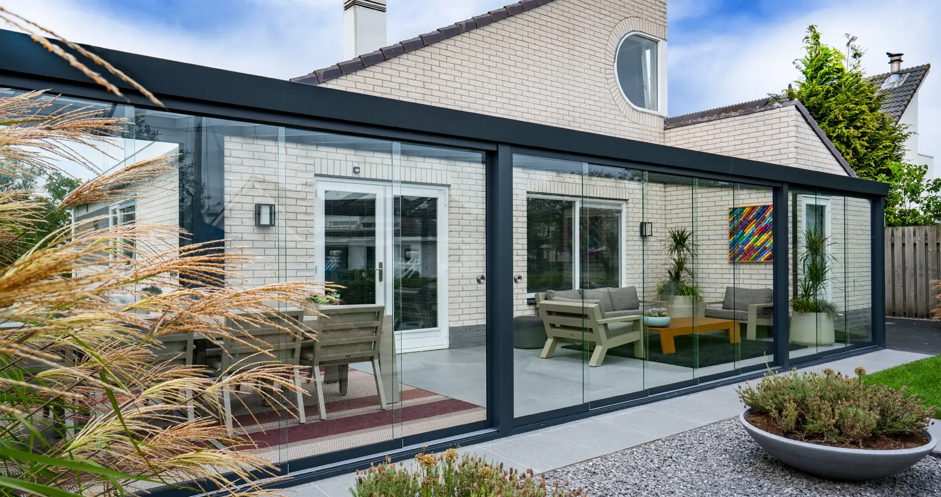 Tuinkamer met glazen schuifwanden geplaatst door AluSolutions