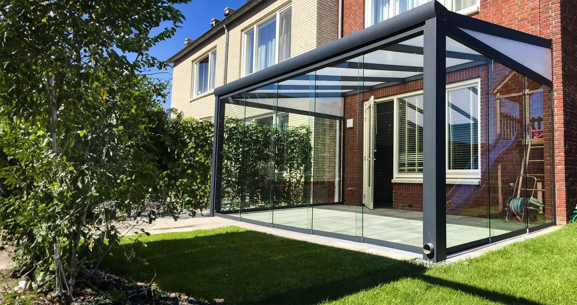 Veranda omgebouwd tot tuinkamer door AluSolutions