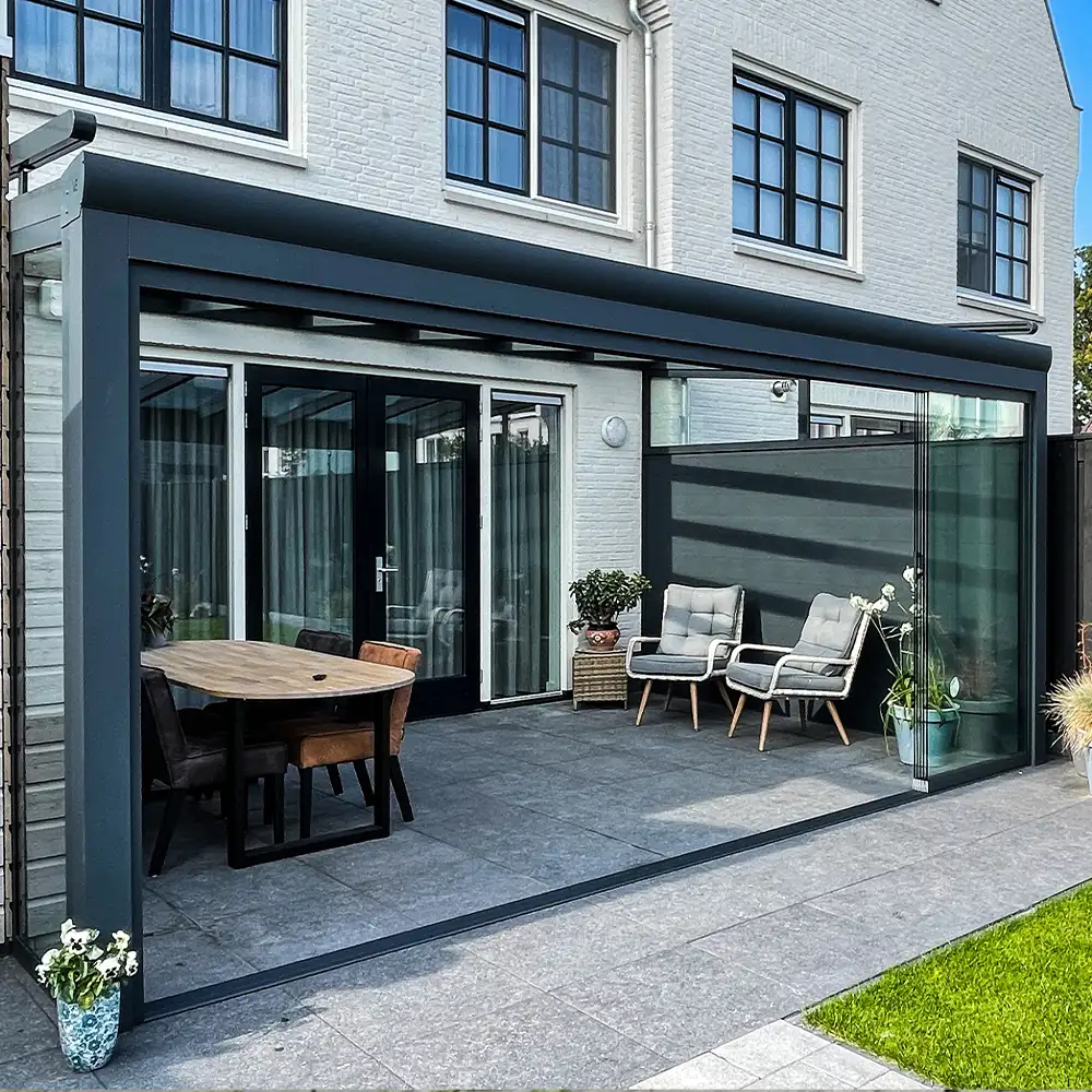 Overkapping met glazen schuifwand en tuinset geplaatst door Alu Solution