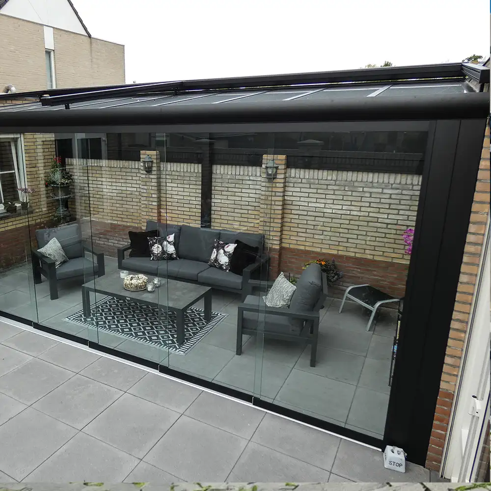 Veranda met zwarte zonwering geplaatst door AluSolutions