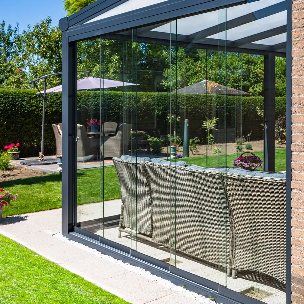 Glazen schuifwand met antraciet frame van AluSolutions