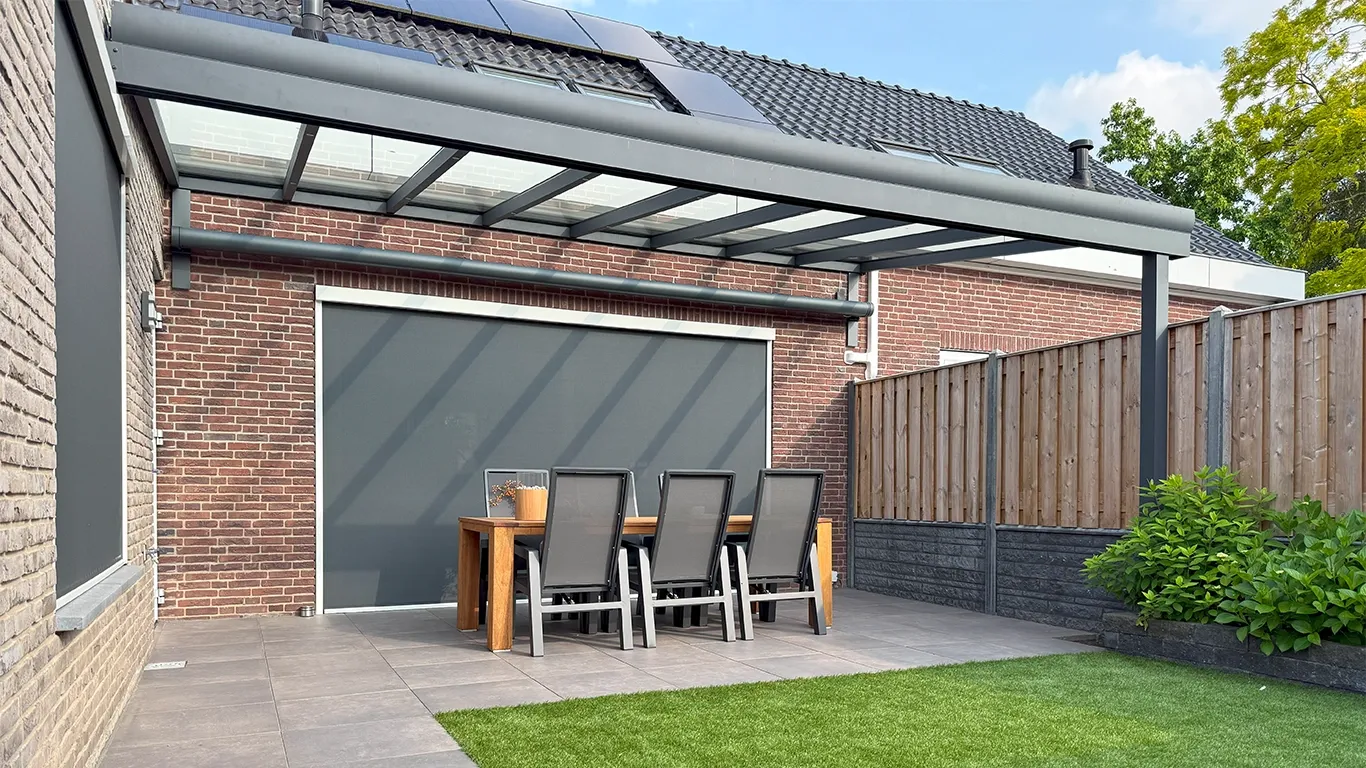 Gezellig gedekte tafel onder een glazen aluminium veranda in warm licht