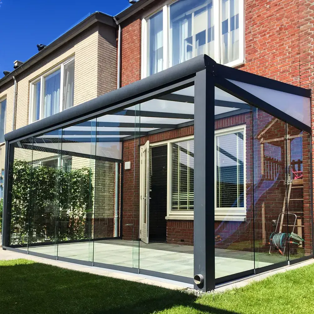 Veranda met glazen schuifwand en tuin geplaatst door AluSolutions