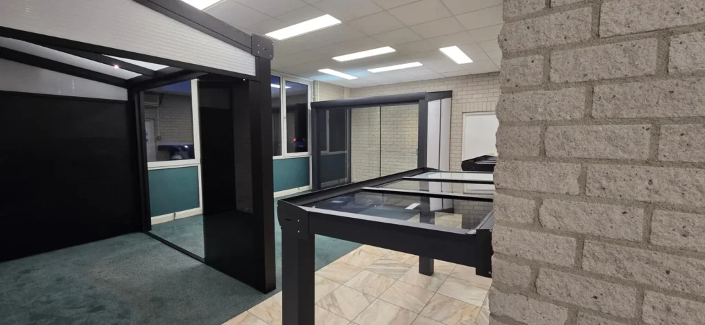 Aluminium veranda met glazen dak aan woning geplaatst door AluSolutions