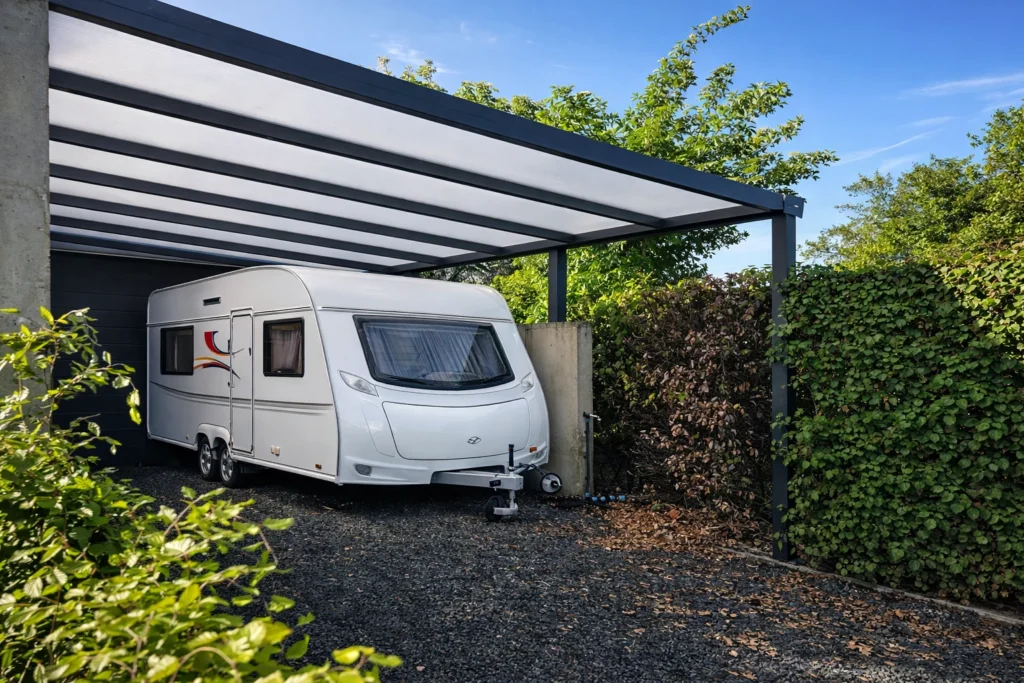 Carport overkapping of veranda: aluminium terrasoverkapping aan de achtergevel: Carport met polycarbonaat dak geplaatst door AluSolutions
