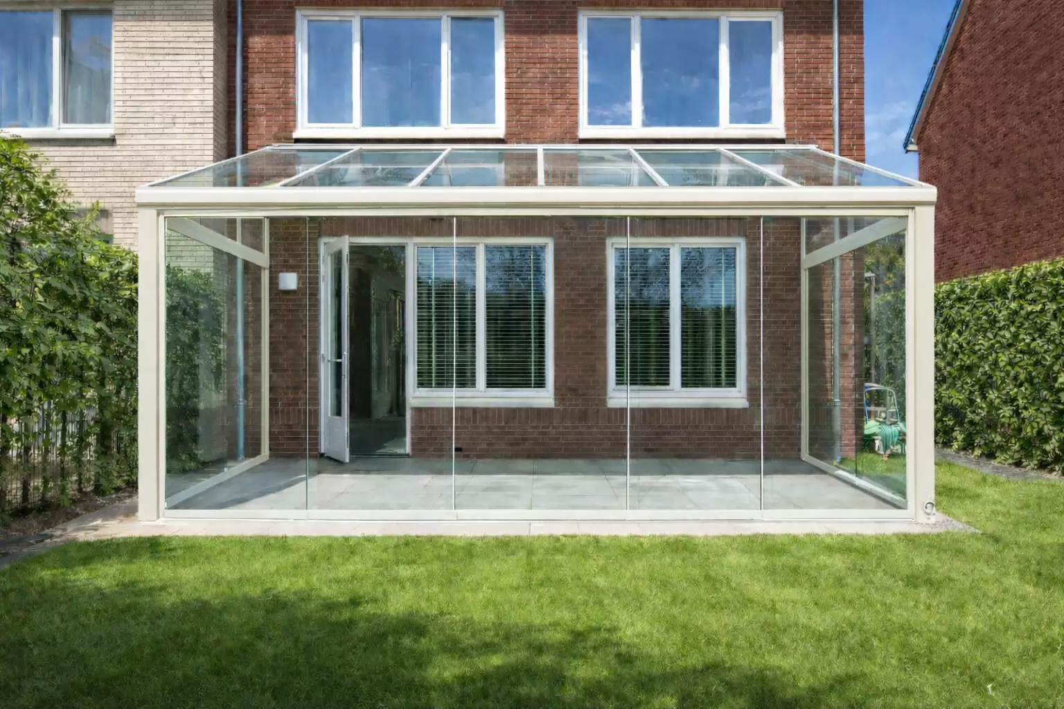 Glazen veranda helder glas cremewit frame van AluSolutions
