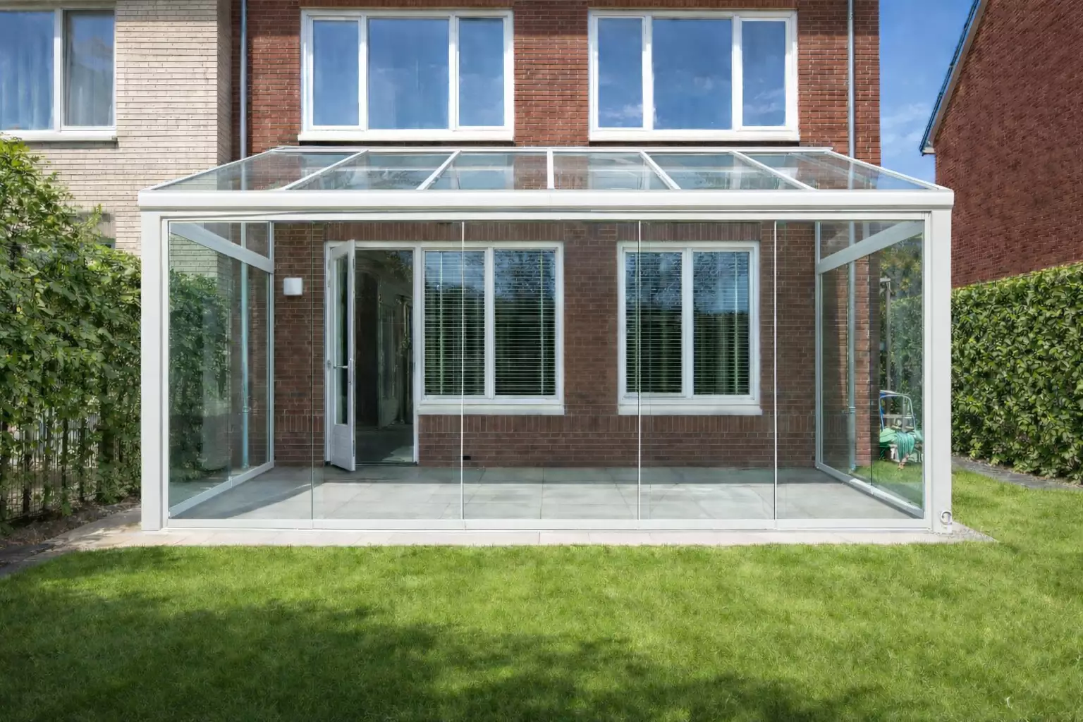 Glazen veranda helder glas wit frame van AluSolutions