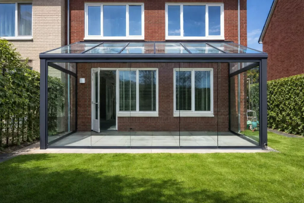 Glazen veranda helder glas antraciet frame van AluSolutions