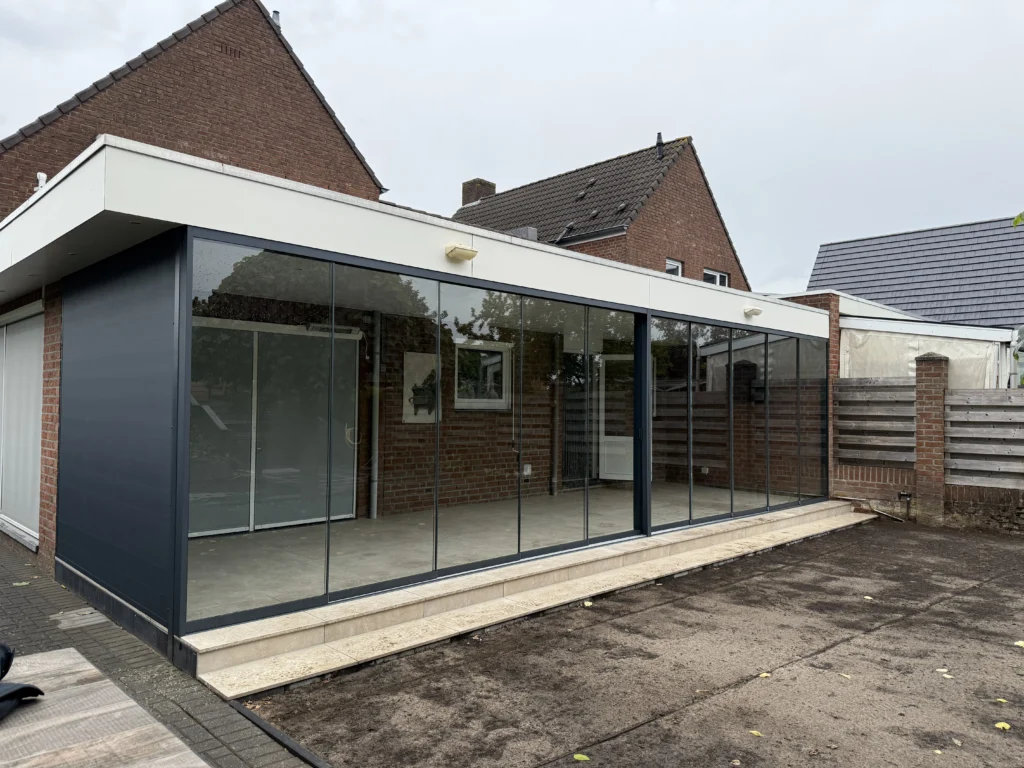 Glazen schuifwanden met aluminium rabat geplaatst door AluSolutions