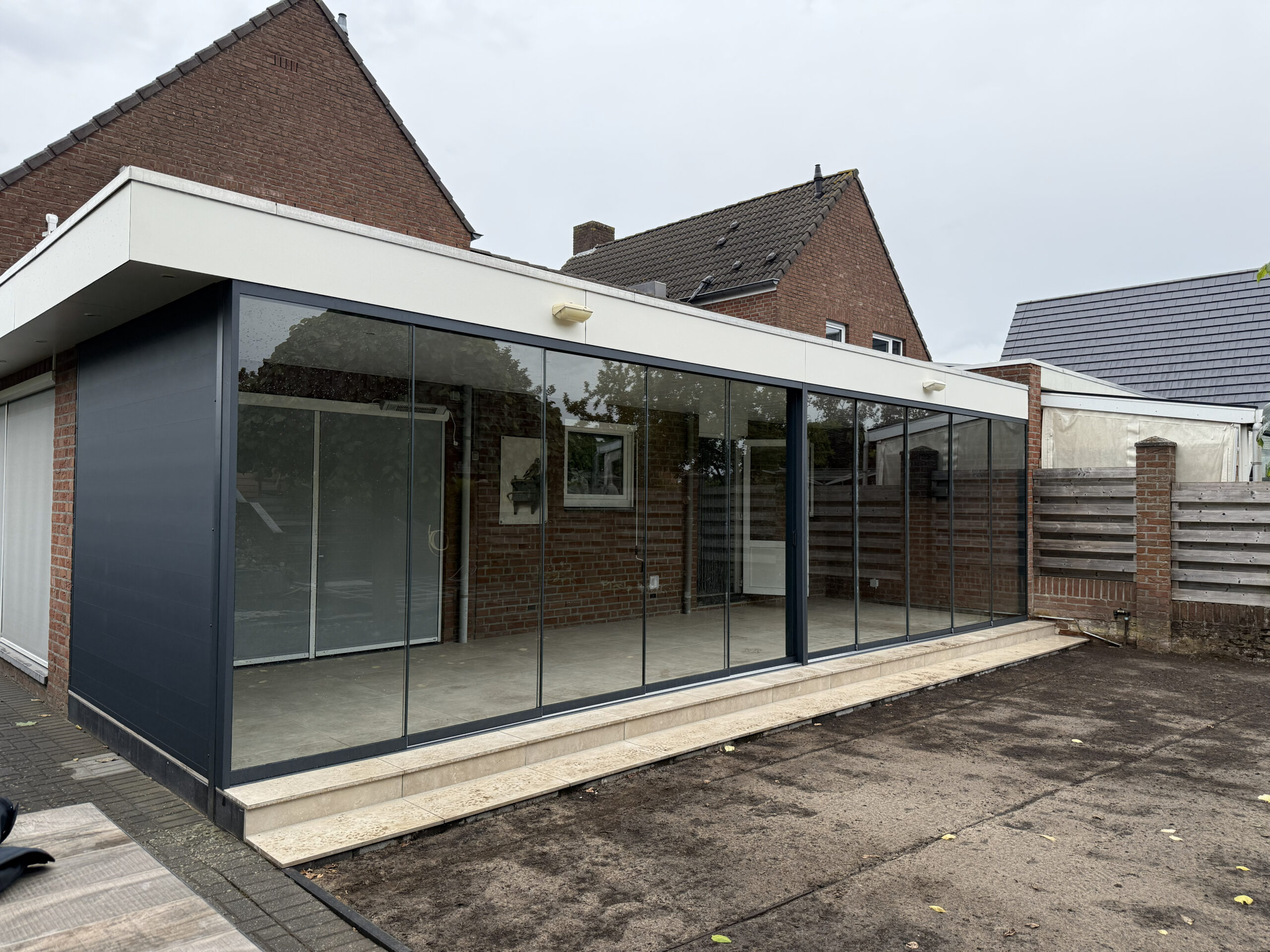 Glazen schuifwanden met aluminium rabat van AluSolutions
