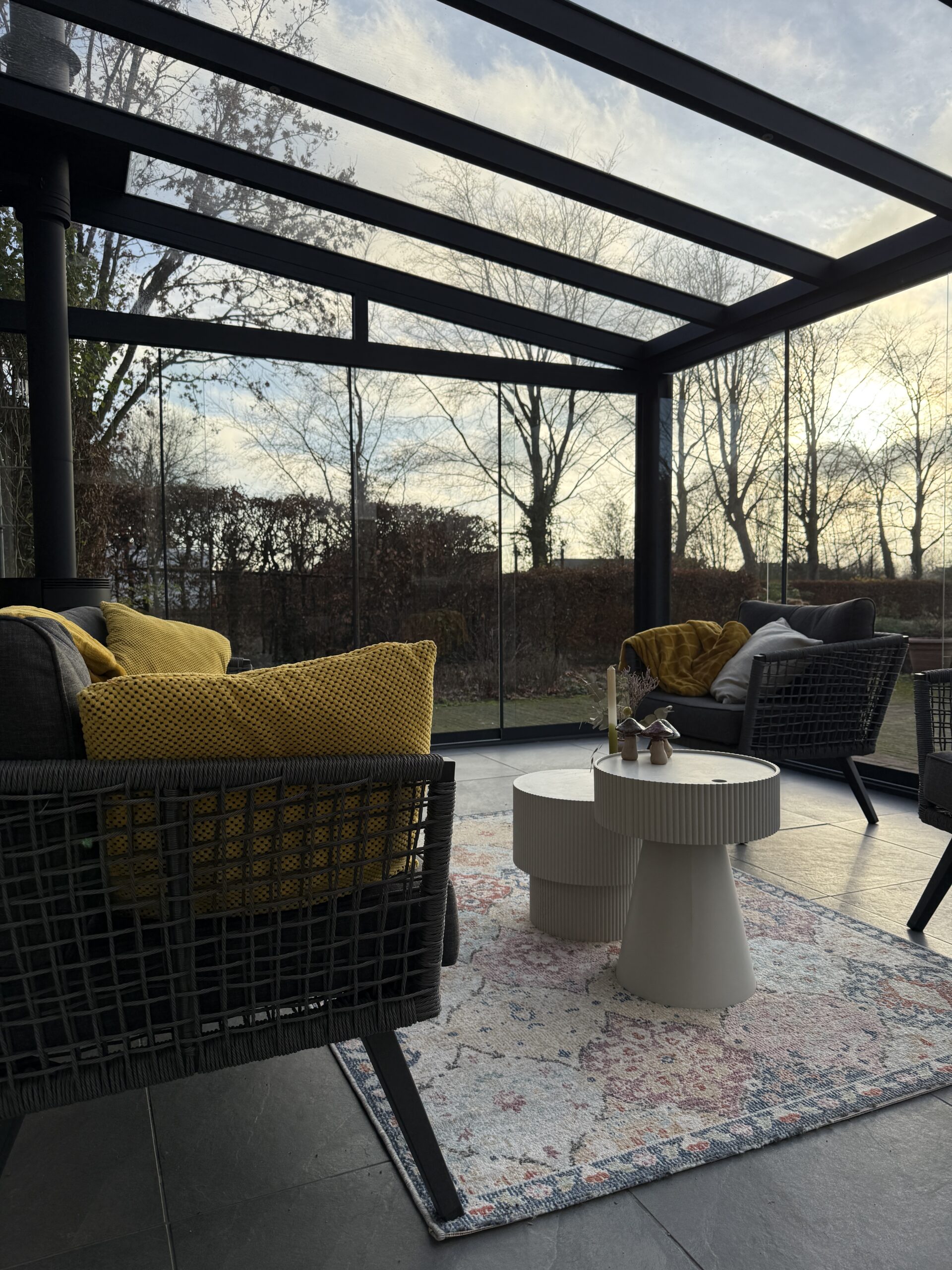 Binnenzijde glazen veranda met zicht op de tuin geplaatst door AluSolutions