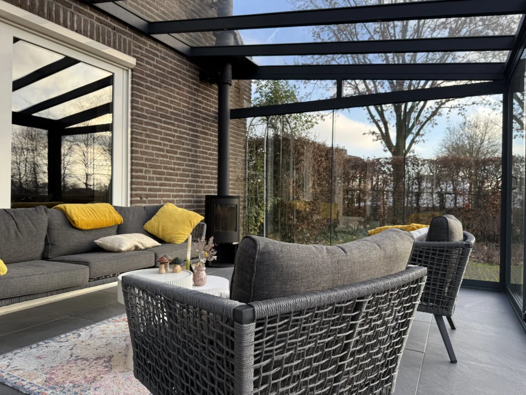 Glazen veranda met glazen dak en schuifwanden geplaatst door AluSolutions
