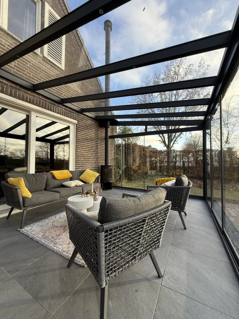Glazen veranda aan huis met aluminium profielen geplaatst door AluSolutions