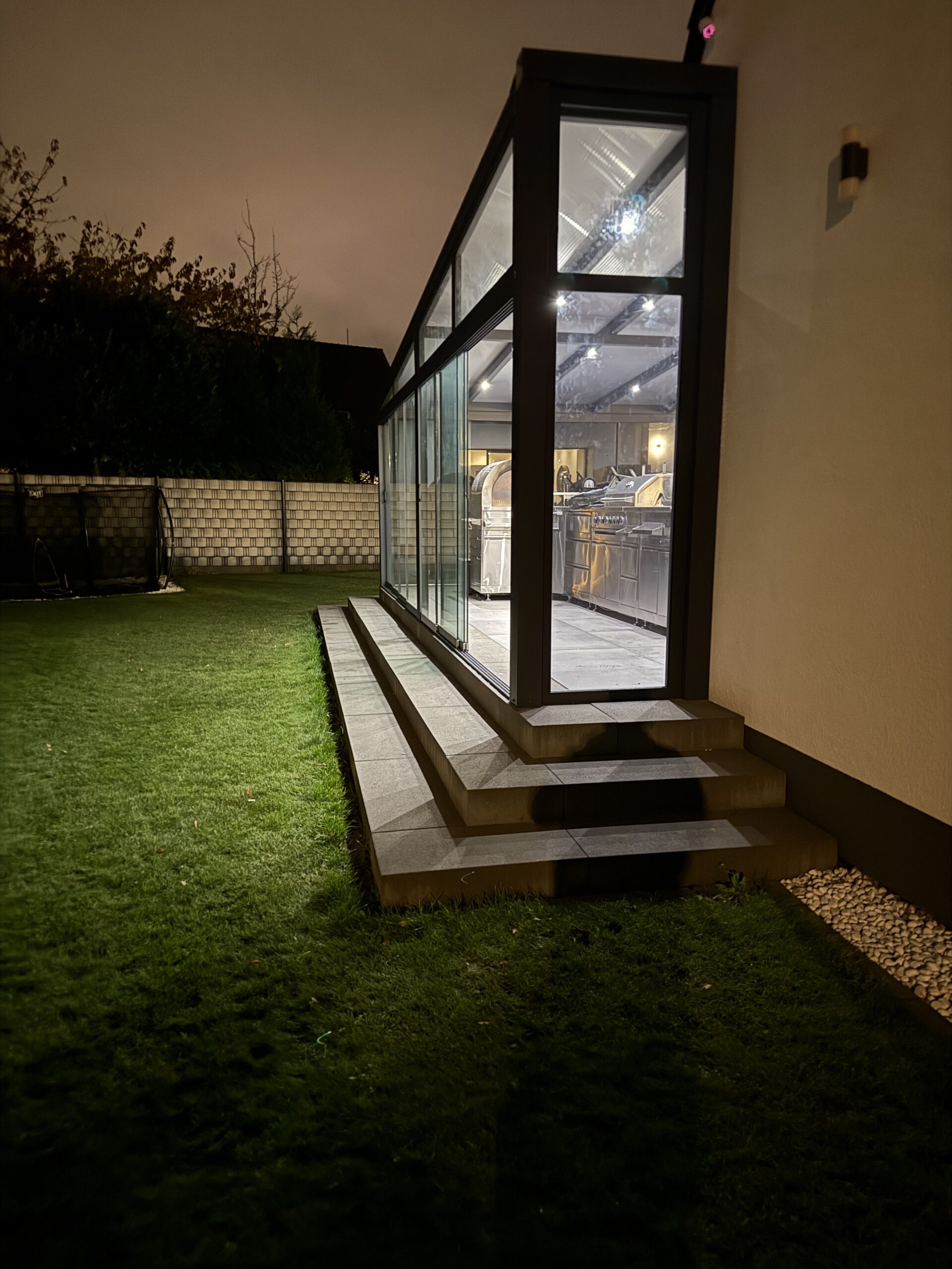 Aluminium overkapping in aanbouw door monteurs van AluSolutions