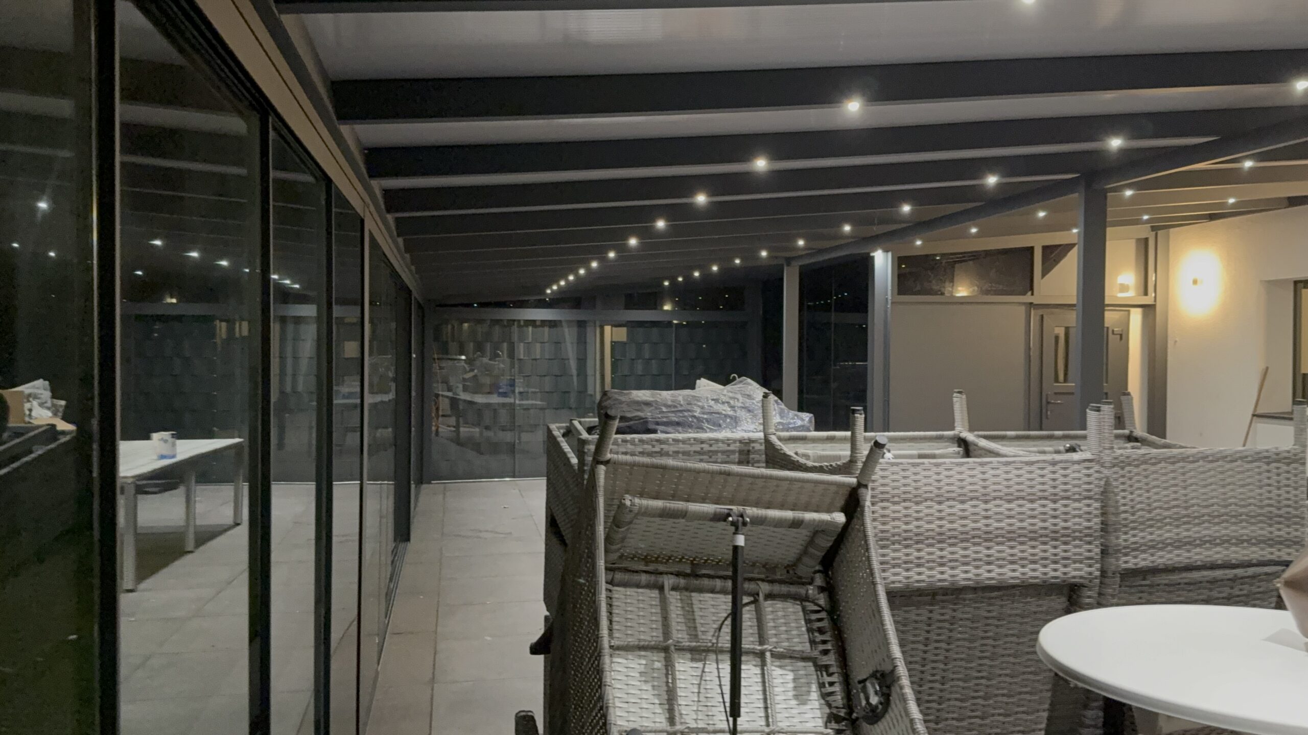 Afgewerkte aluminium veranda met polycarbonaat dak van AluSolutions
