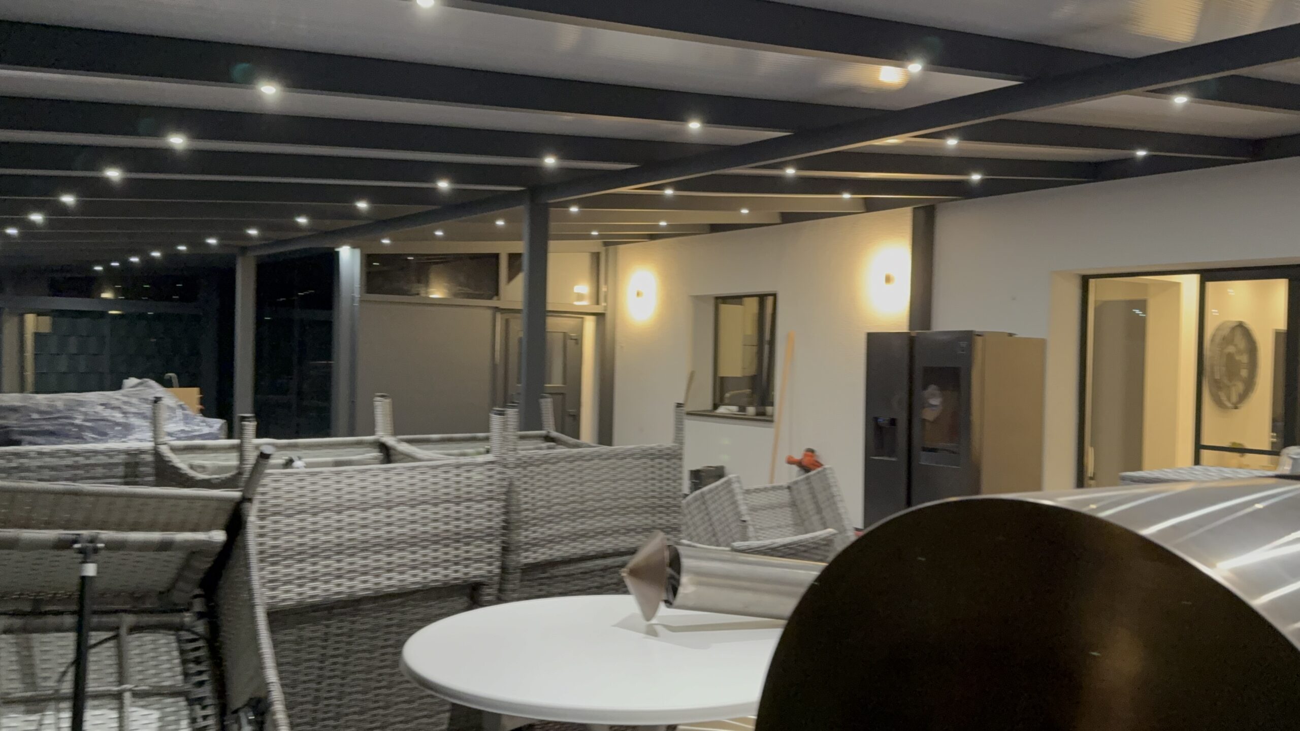 Veranda met zijwand en polycarbonaat dak geplaatst door AluSolutions
