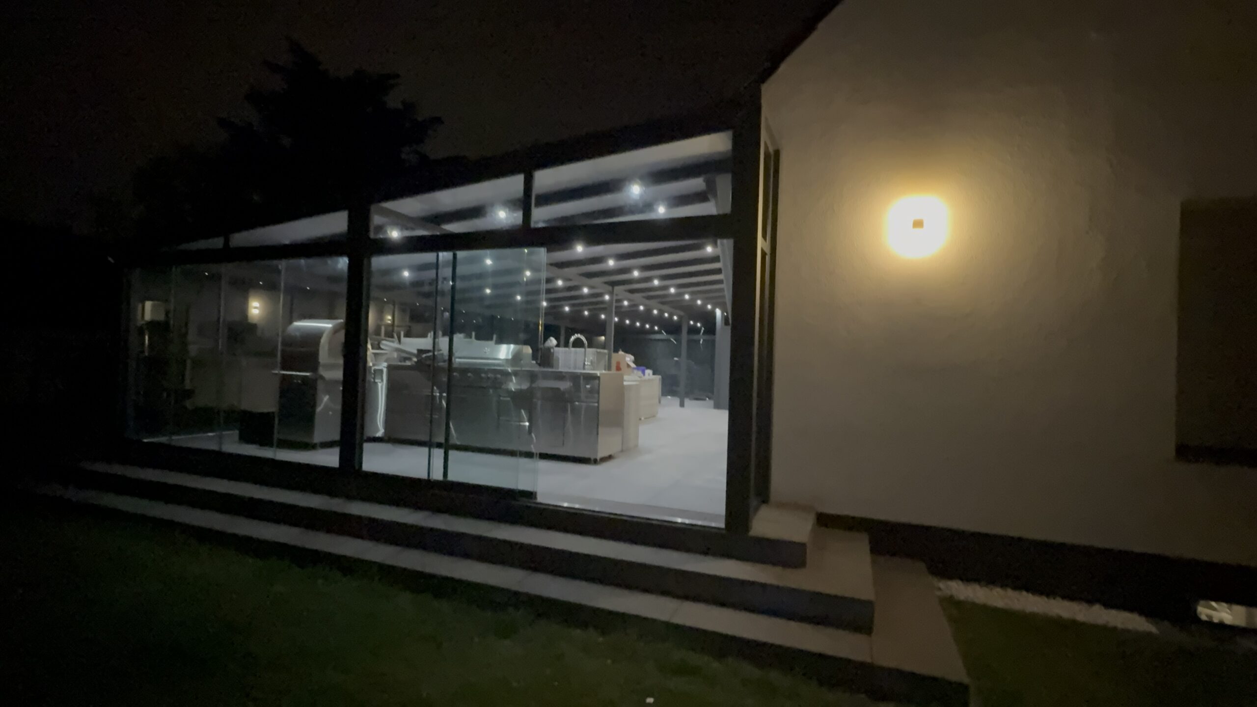 Aluminium terrasoverkapping met loungehoek geplaatst door AluSolutions