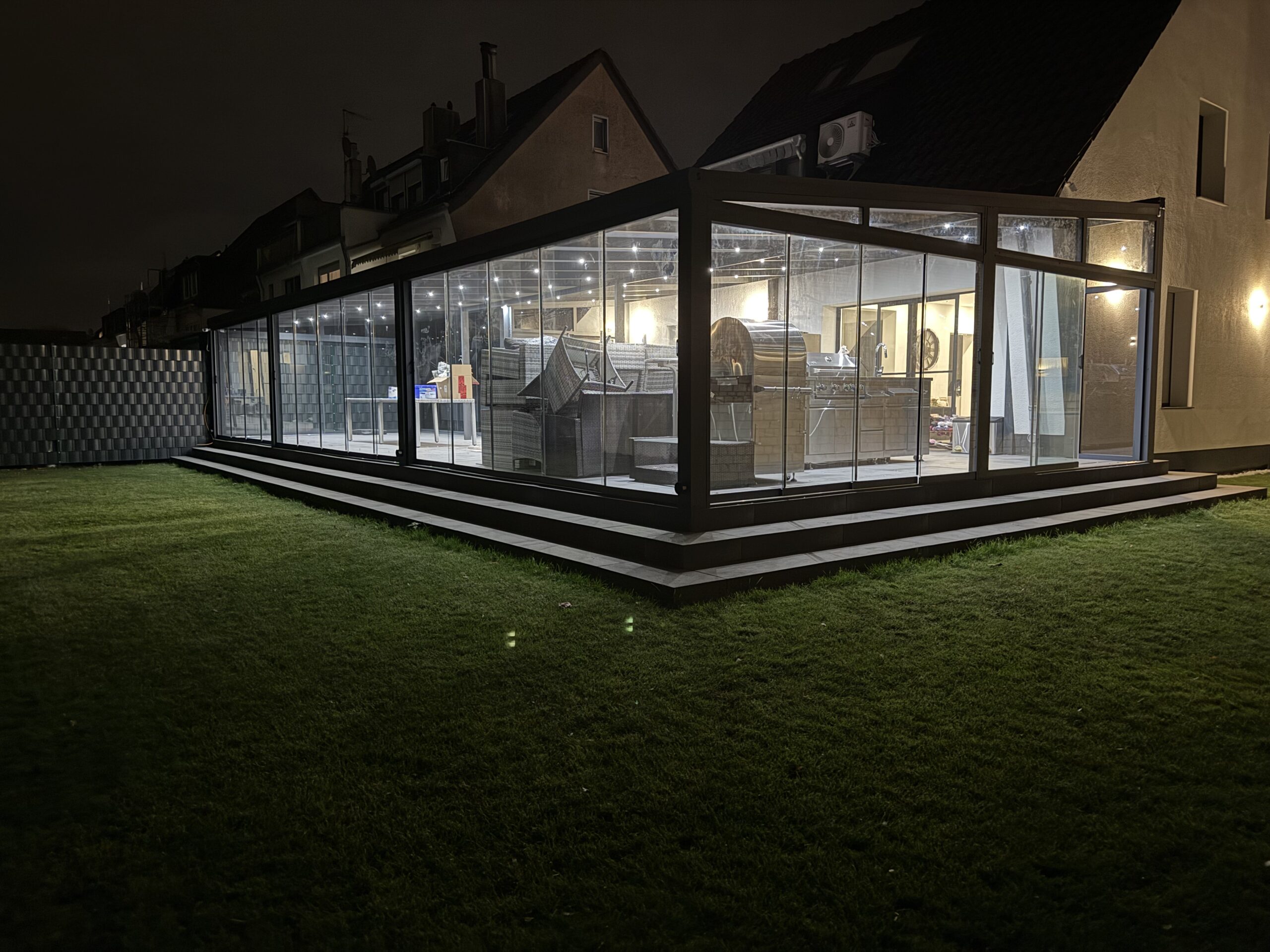 Veranda met opaal polycarbonaat dak geplaatst door AluSolutions