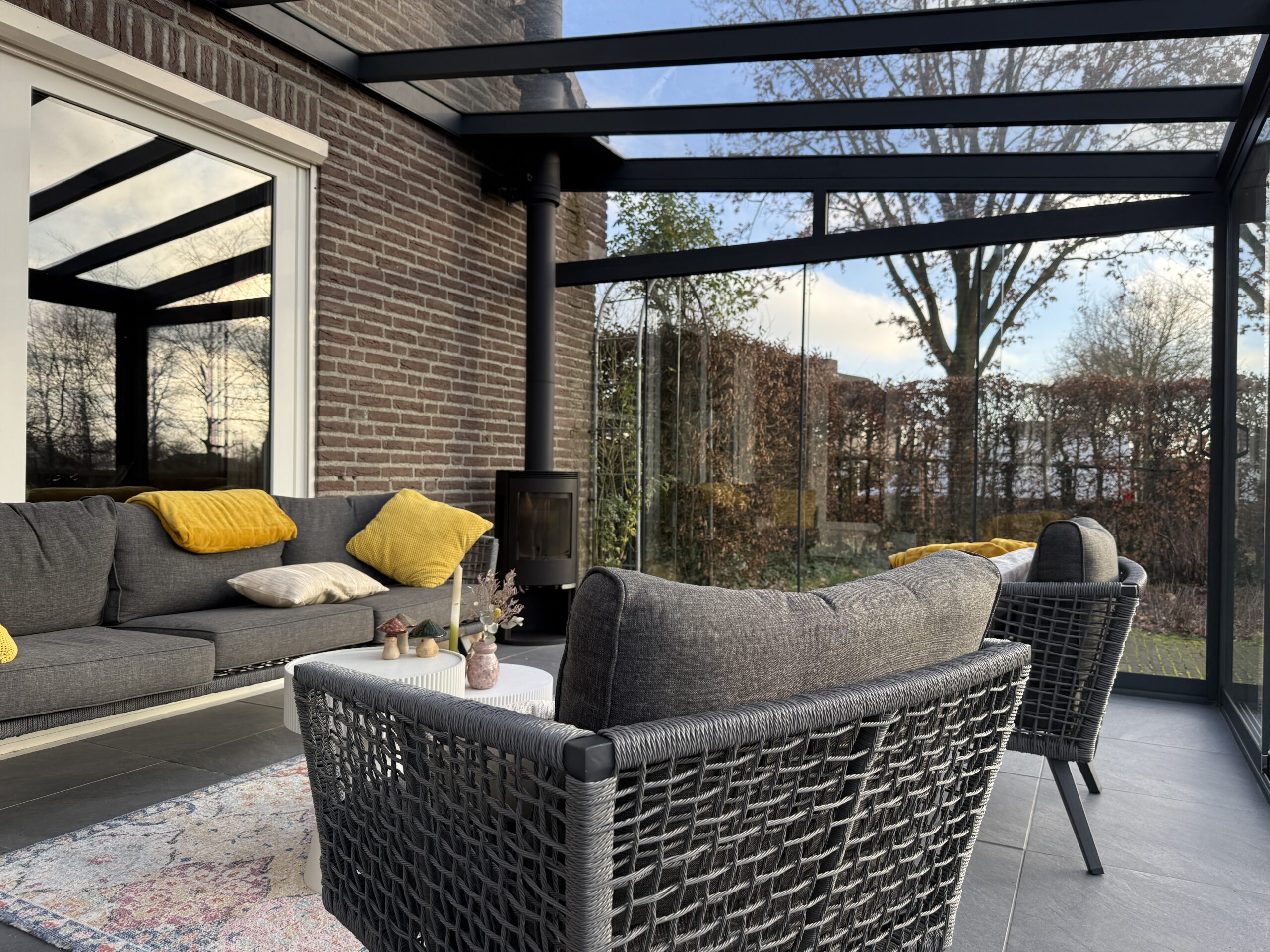 Glazen veranda met zonwering geplaatst door AluSolutions