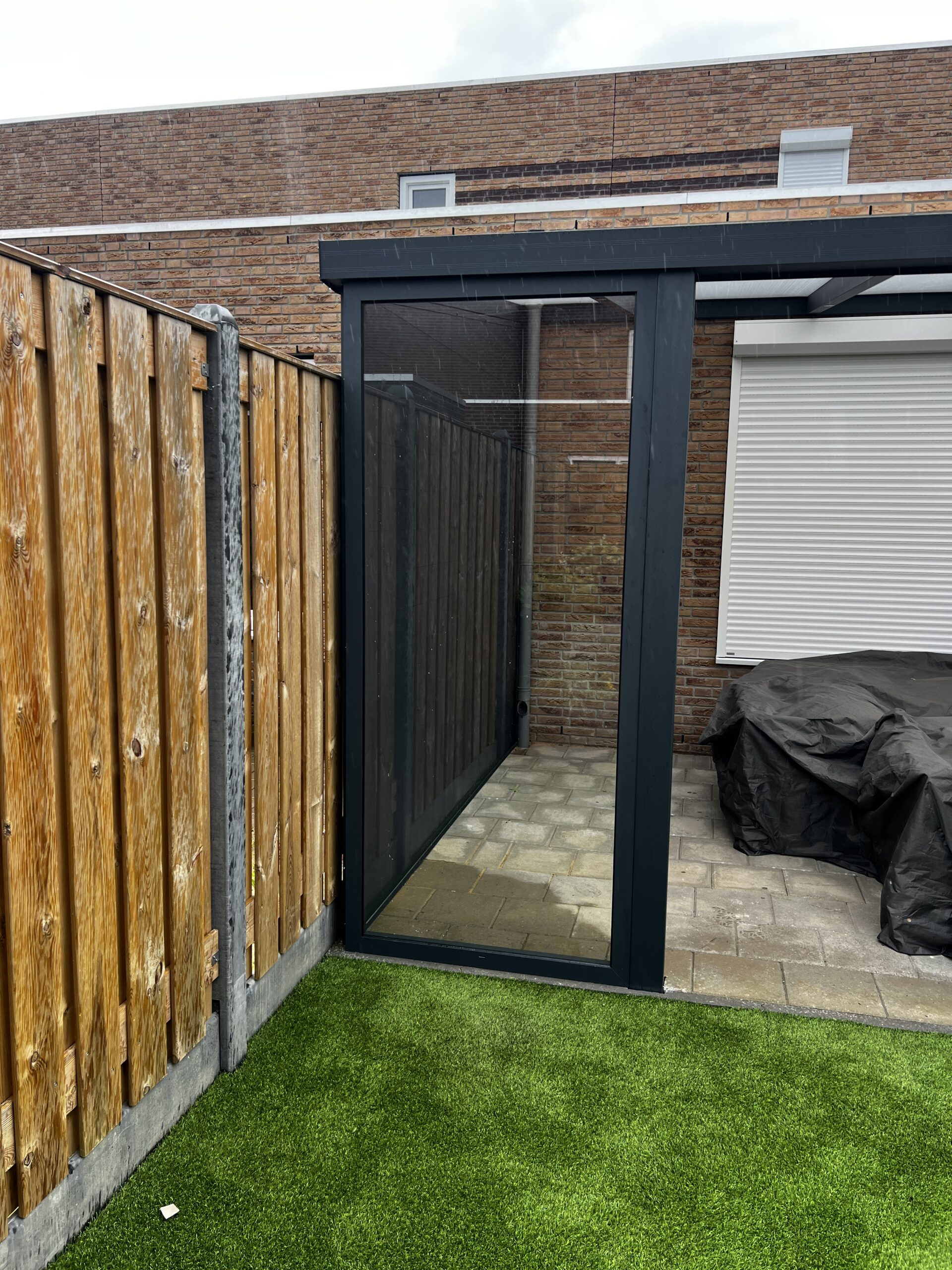 Veranda met glazen schuifwand en LED-verlichting van AluSolutions