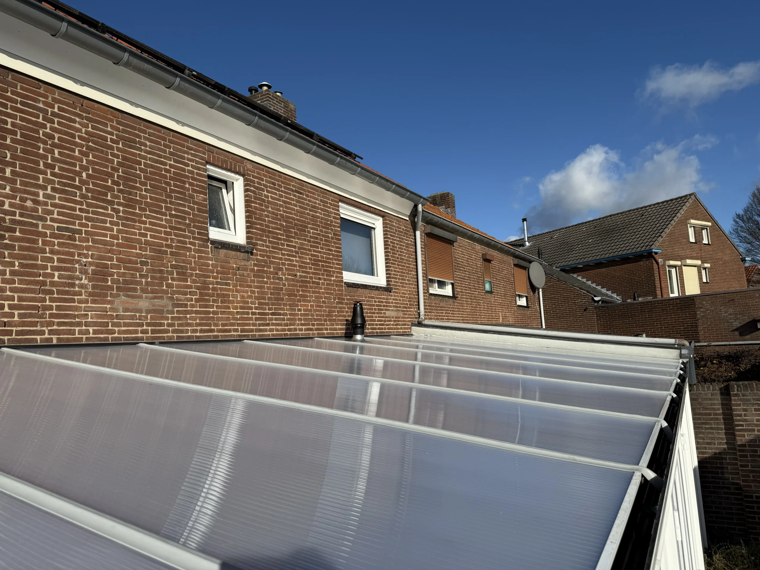 Nieuwe polycarbonaat dakplaten op aluminium veranda van AluSolutions