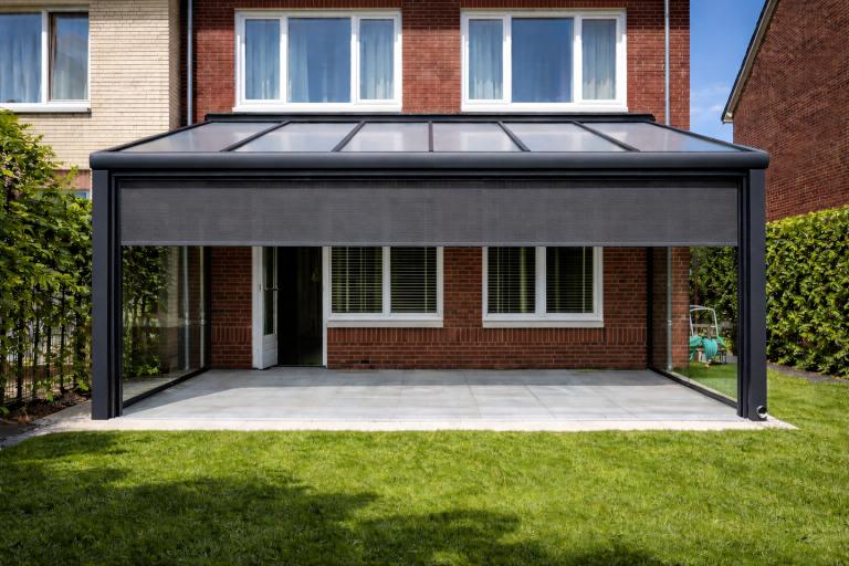Ritsscreen half geopend onder een veranda van AluSolutions