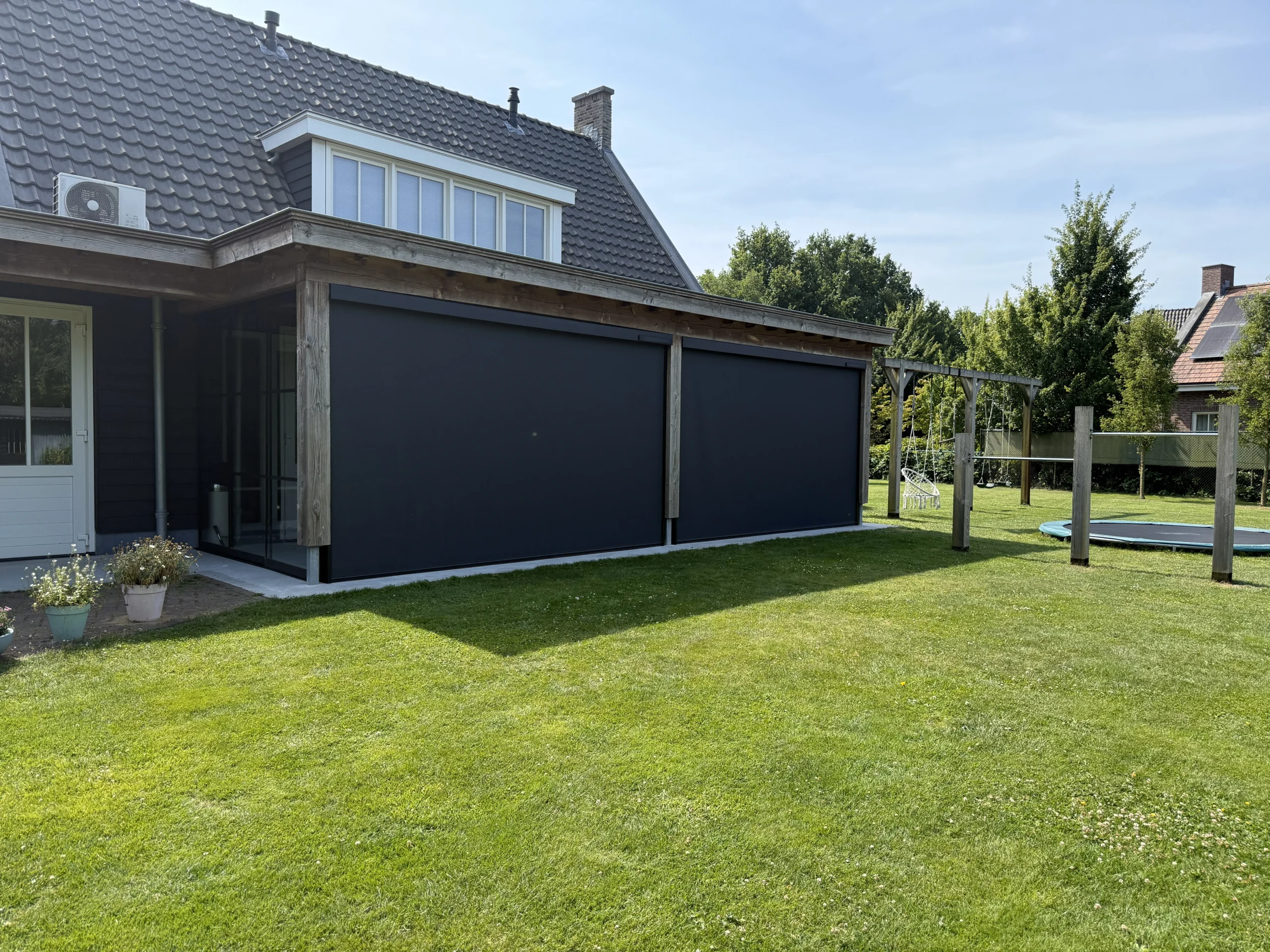 Veranda met zonwering screens geplaatst door AluSolutions