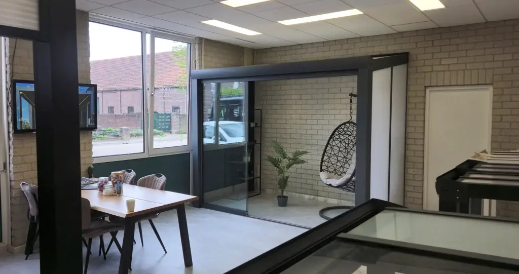 Showroom van AluSolutions in Reuver met veranda en glazen schuifwand