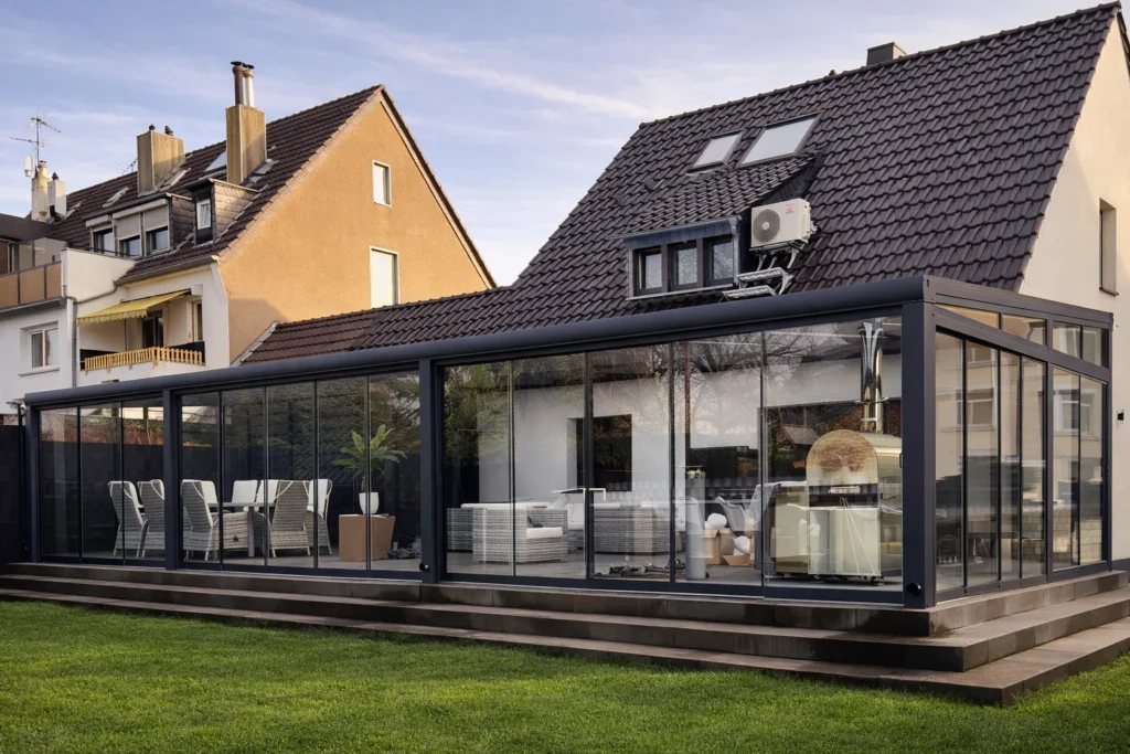 Grote tuinkamer met glazen schuifwanden geplaatst door AluSolutions