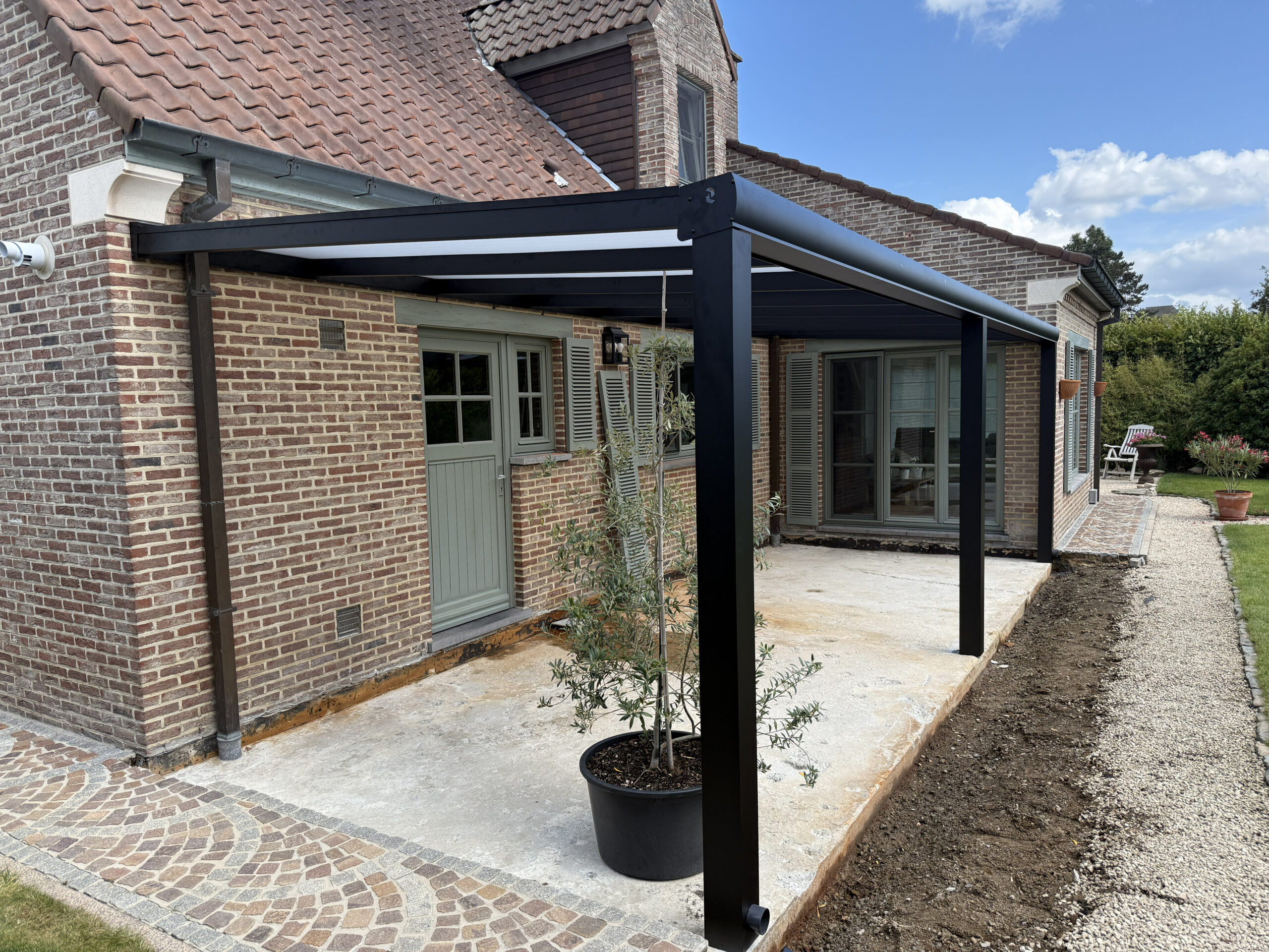 Polycarbonaat veranda met antraciet profielen geplaatst door AluSolutions