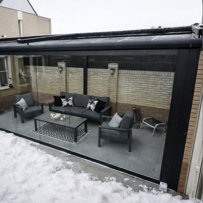 Veranda winterklaar maken met glazen dak en beschutte zithoek, comfortabel buiten zitten in de winter