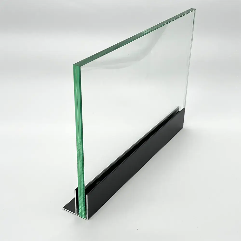 Glaspaneel met zwart onderprofiel.