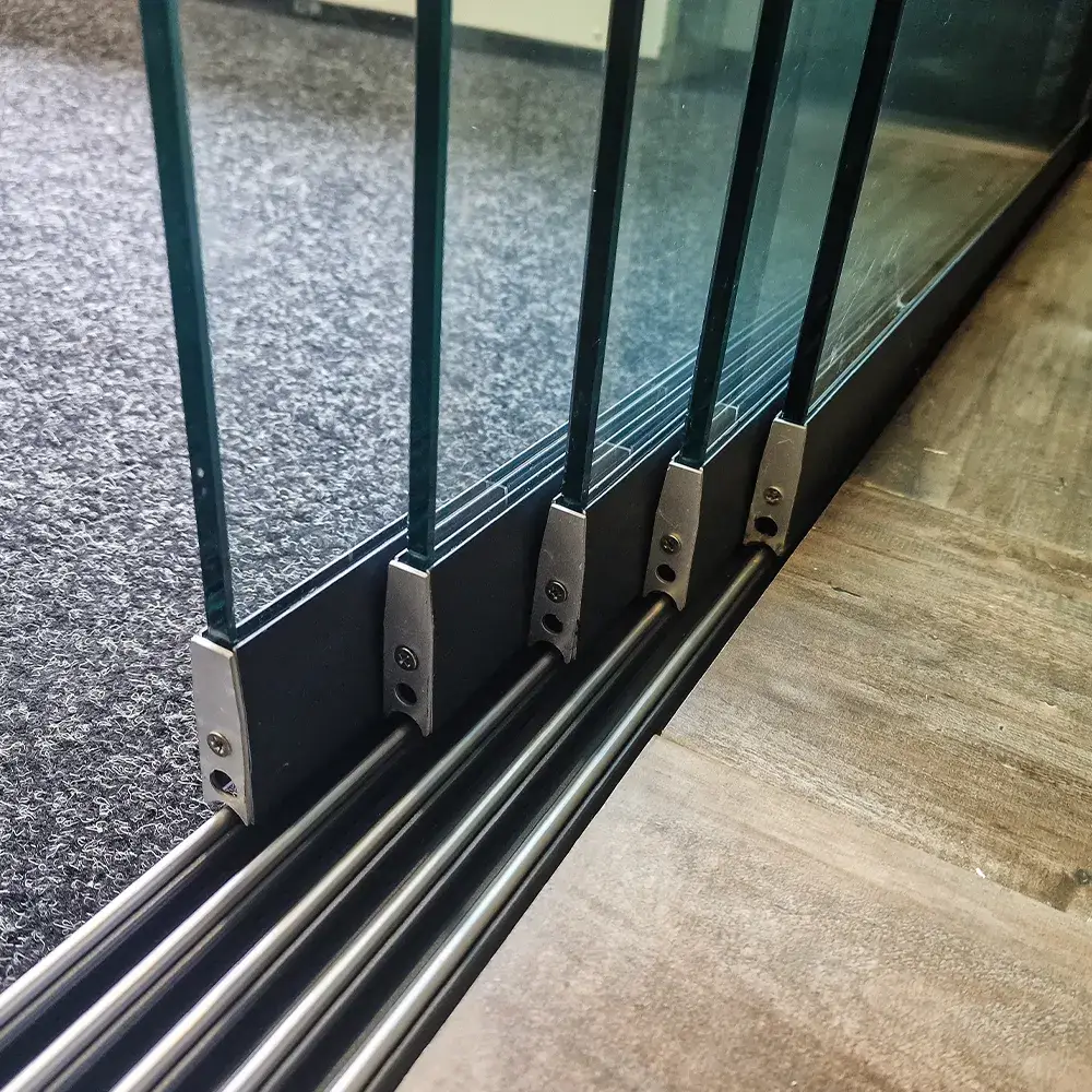 Onderzijde van glazen schuifwand rails geplaatst door Alu Solution
