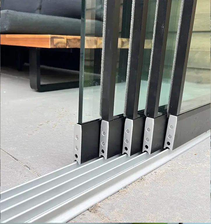 10mm Gepantserd Glazen Schuifwanden: Veiligheid & Stijl voor Uw Ruimte geplaatst door Alu Solution
