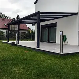 Moderne carport/veranda met antraciet frame geplaatst door Alu Solution