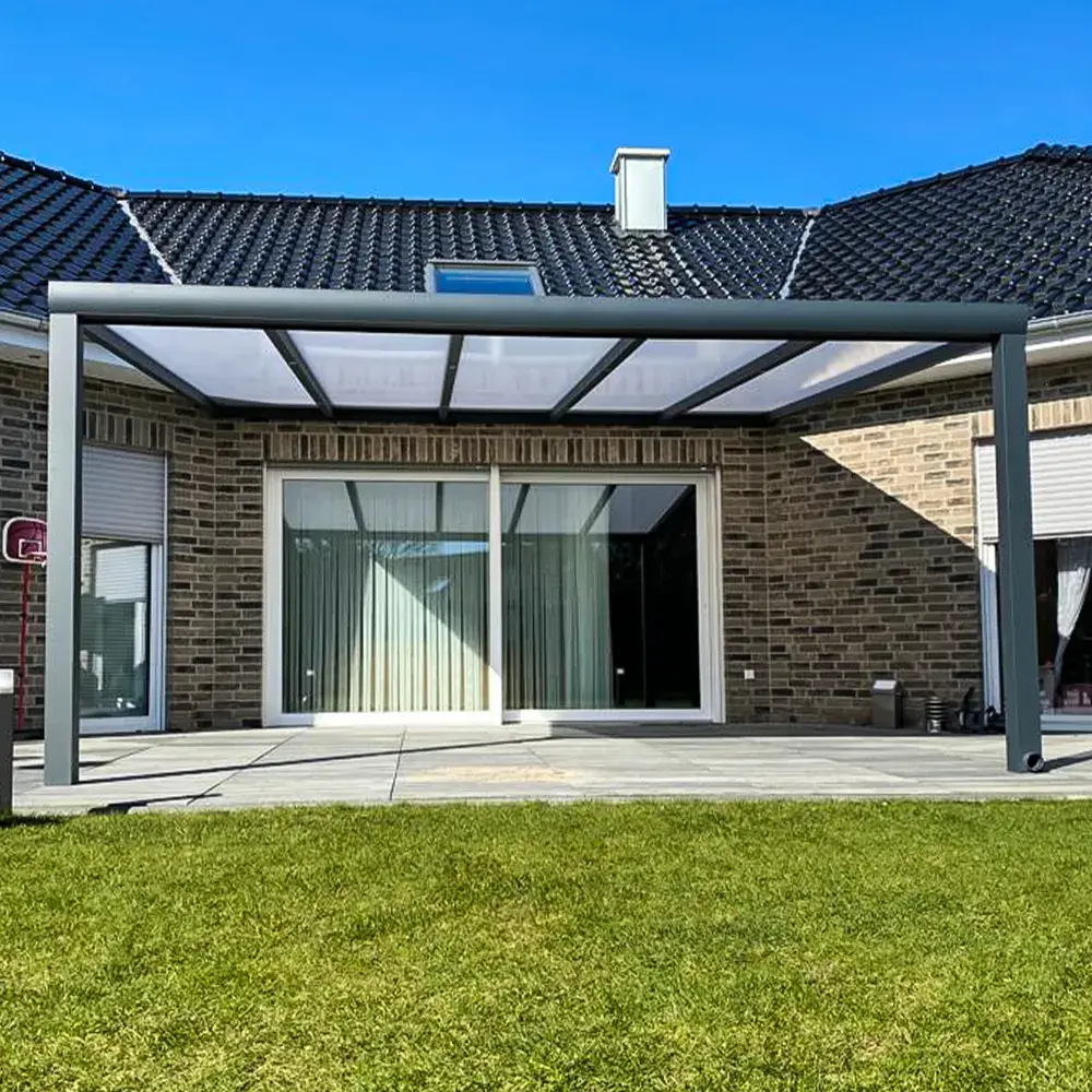 Standaard antraciet overkapping naast een moderne nieuwbouwwoning geplaatst door Alu Solution