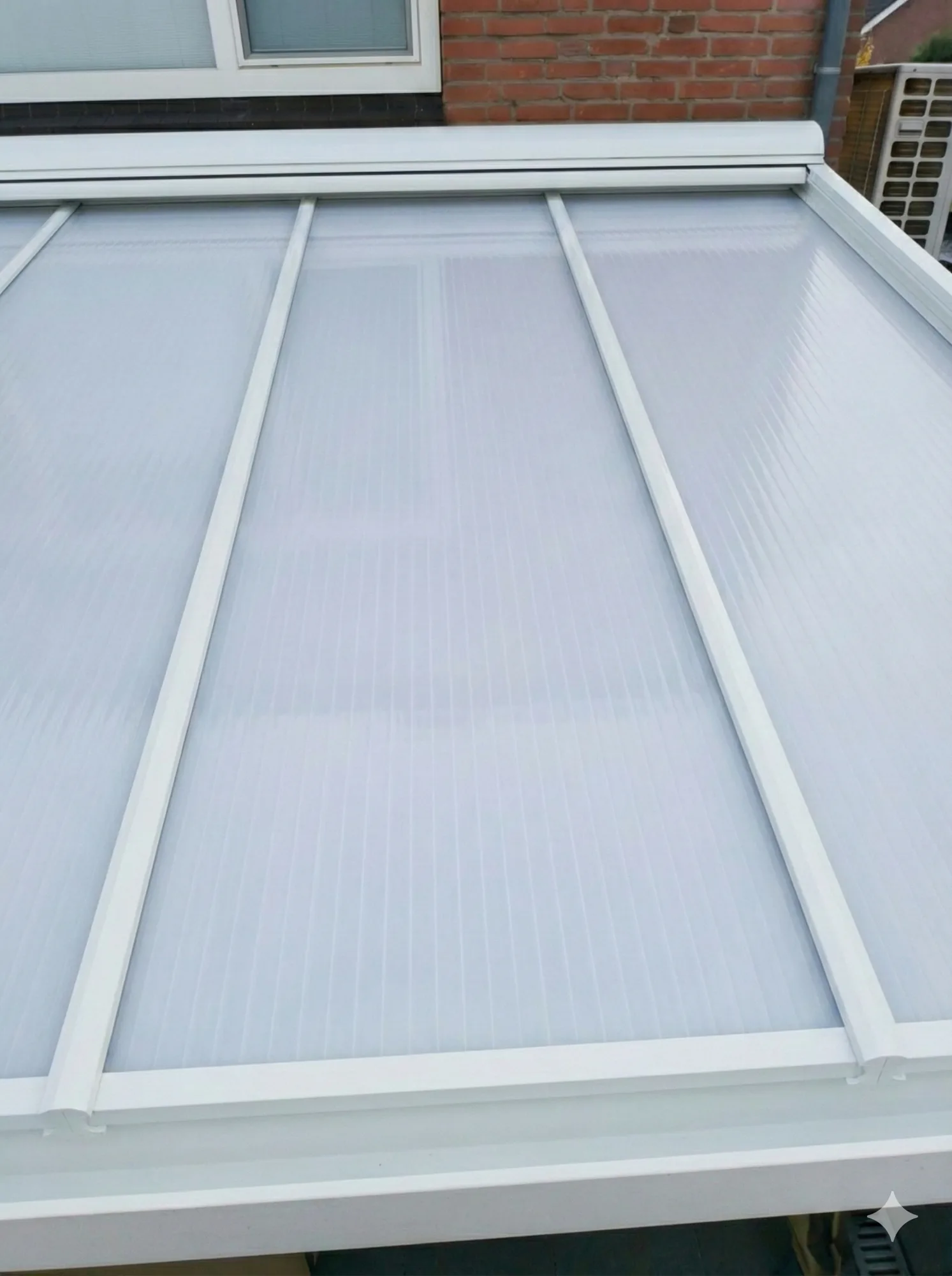 Nieuwe polycarbonaat dakplaten op een veranda, vervangen door AluSolutions