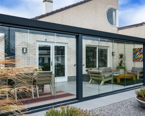 Tuinkamer met glazen schuifwanden geplaatst door AluSolutions
