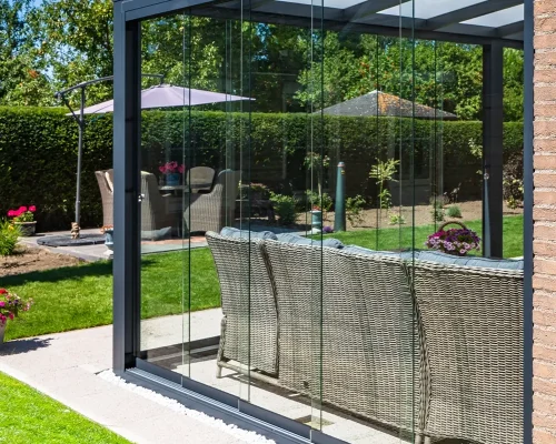 Glazen schuifwand met antraciet frame van AluSolutions