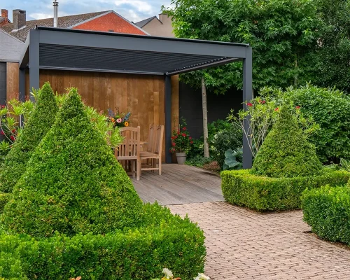 Lamellendak pergola in de tuin geplaatst door AluSolutions