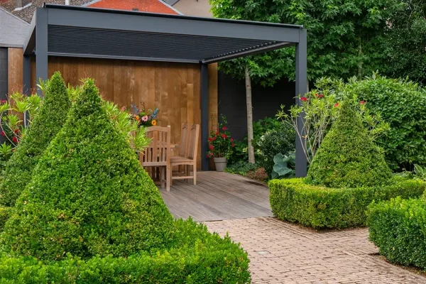 Lamellendak pergola in de tuin geplaatst door AluSolutions