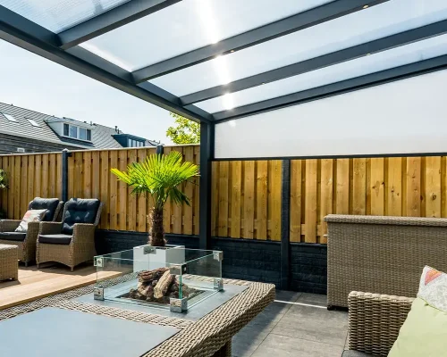 Polycarbonaat overkapping met loungeset geplaatst door AluSolutions