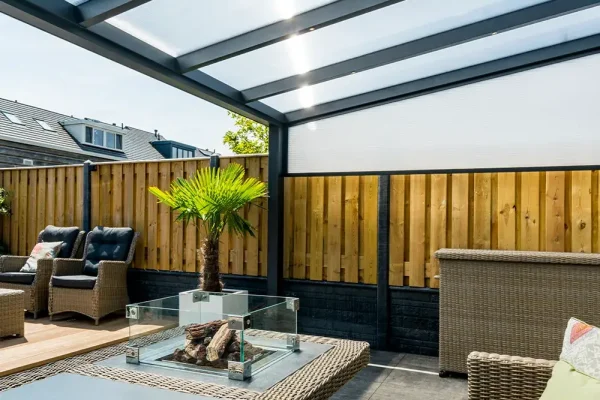 Polycarbonaat overkapping met loungeset geplaatst door AluSolutions